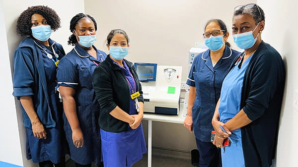 L’équipe de l’Hôpital Royal de Londres avec l’analyseur d’immunodosage AQT90 FLEX